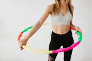 Hula Hoop für den Beckenboden sportlich genutzt