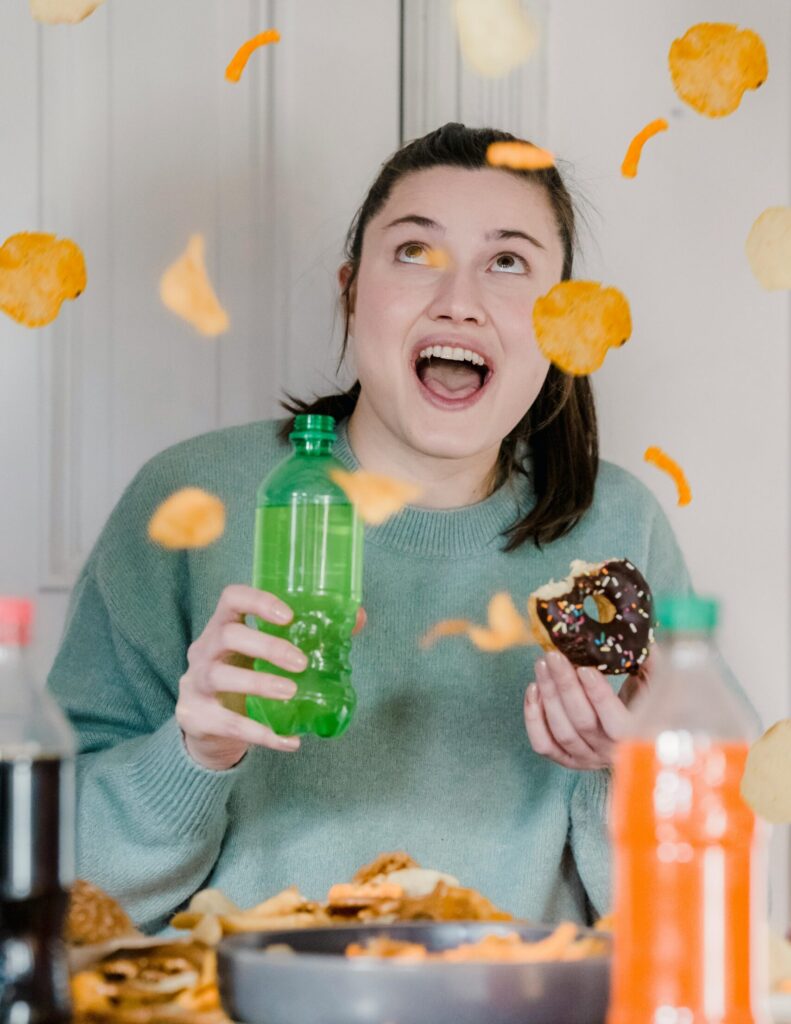 Heißhunger auf Süßes und Salziges ist bei Frauen vor der Periode keine Seltenheit