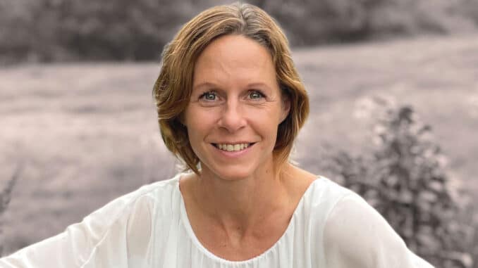 Kathrin Vornholt mit ihrem neuen Buch: Starke Frauen.