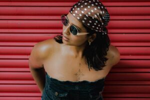 Fineline Tattoo am Dekollete