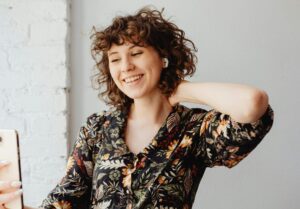 Frisuren mittellang Locken mit Stufen