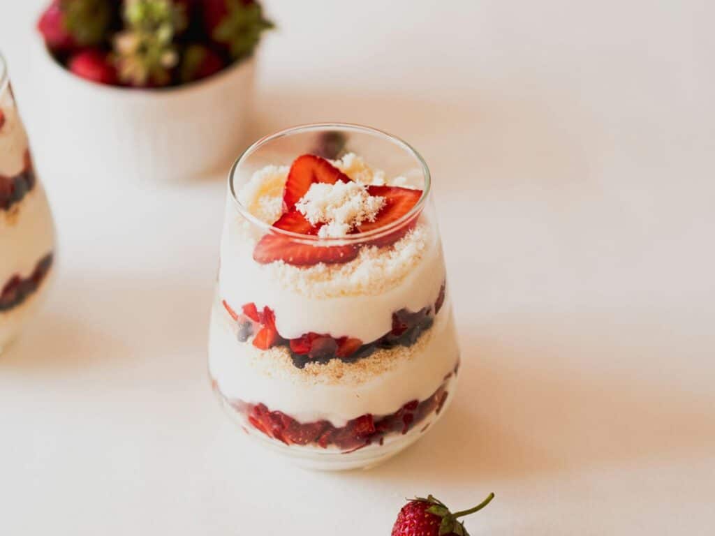 Beeren-Quark- Schichtdessert im Glas